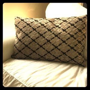 2 accessory pillows!